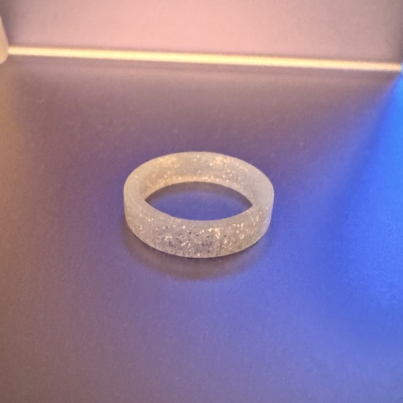 NEW! Women's QALO Silicone White/Clear Glitter Ring Band, Size 6 - Picture 1 of 4